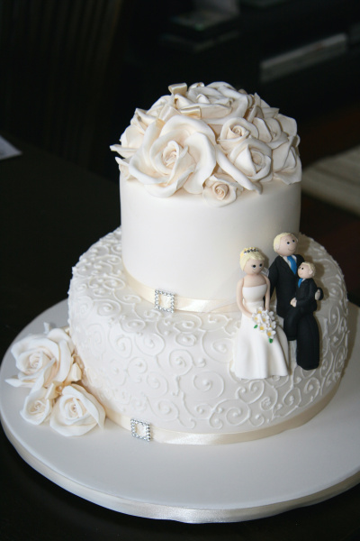 Schicke Hochzeitstorte mit Figuren