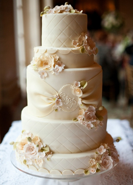 Elegante mehrstöckige Vintage Hochzeitstorte