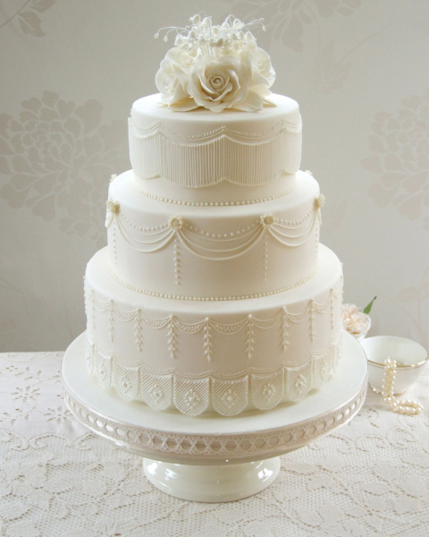 Weiße Vintage Hochzeitstorte mit eleganten Verzierungen