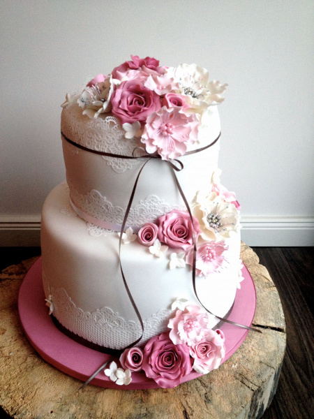 Hochzeitstorte mit edlen Rosen im Vintage Stil