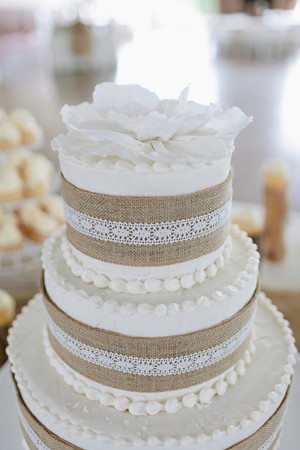Weiße Hochzeitstorte im Vintage-Stil