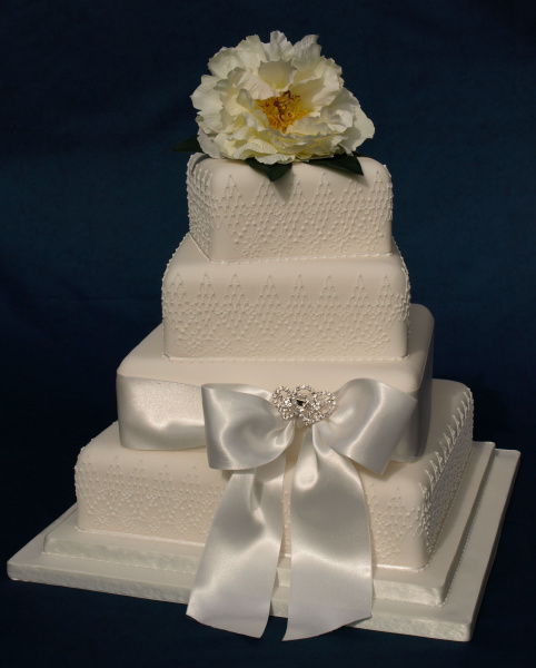 Eckige Hochzeitstorte mit großer Schleife