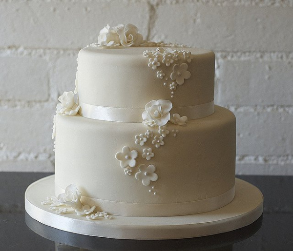 Einfache Hochzeitstorte mit Vintage Blumendeko