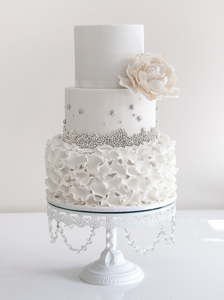 Schlichte Vintage Torte mit eleganter Dekoration