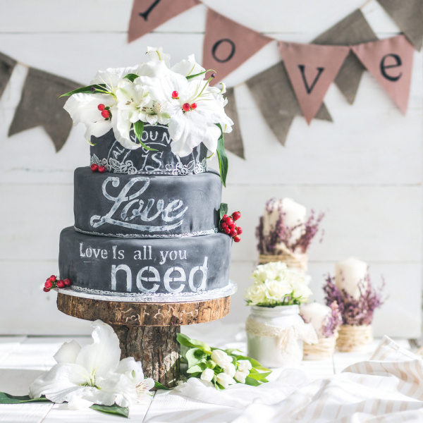 Vintage Hochzeitstorte im Industrie-Flair