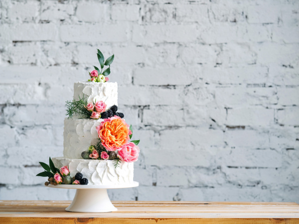 Weiße Vintage Hochzeitstorte mit frischen Blumen