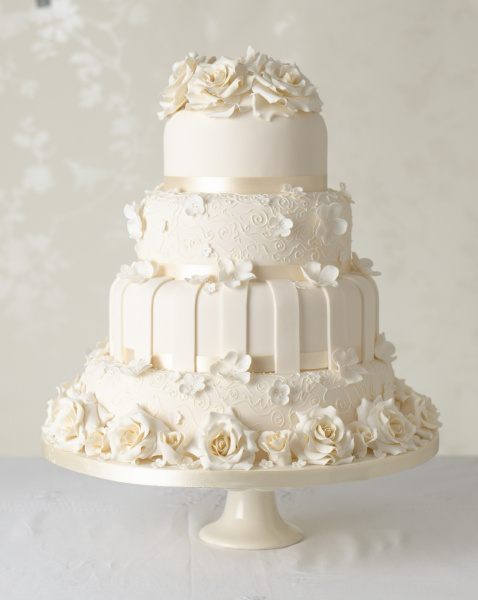Romantische Hochzeitstorte mit Blumendekoration
