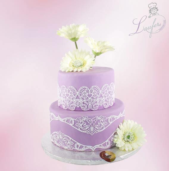 Lila Hochzeitstorte mit Spitze
