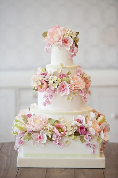 Romantische Hochzeitstorte mit Blumendeko