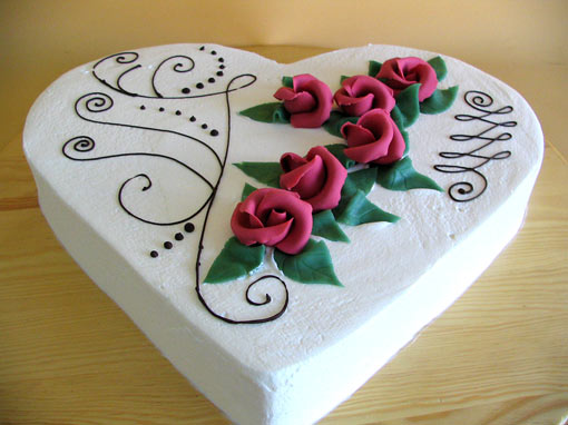Schlichte Herz-Hochzeitstorte mit Marzipanrosen