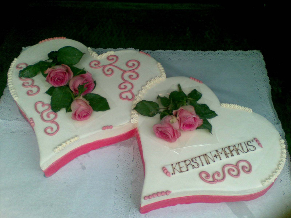 Romantischer Hochzeitskuchen mit echten Rosen