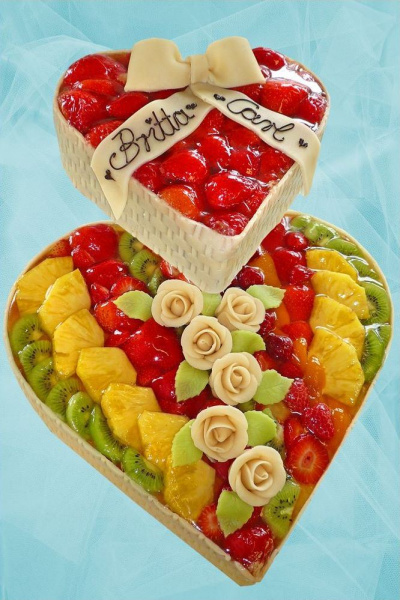 Zweistöckige sommerliche Herz-Hochzeitstorte