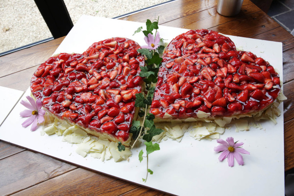 Herztorte mit frischen Erdbeeren