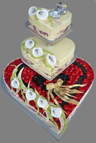 Herztorte mit Hochzeitstortenfiguren