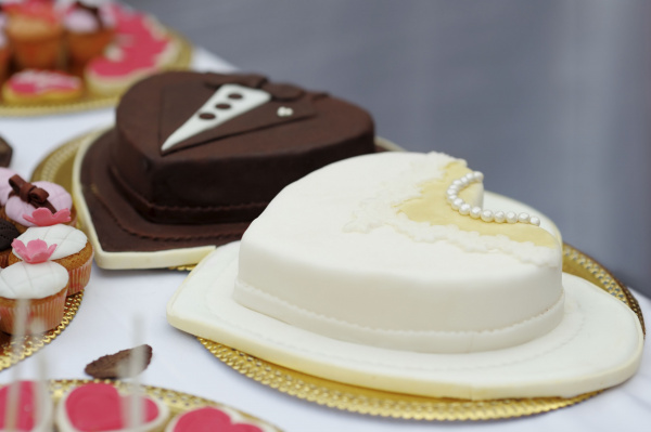 Hochzeitstorte im Stil von Braut und Bräutigam