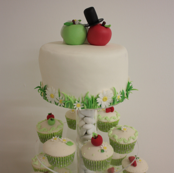 Weiße Fondant Torte mit Hochzeitsmuffins