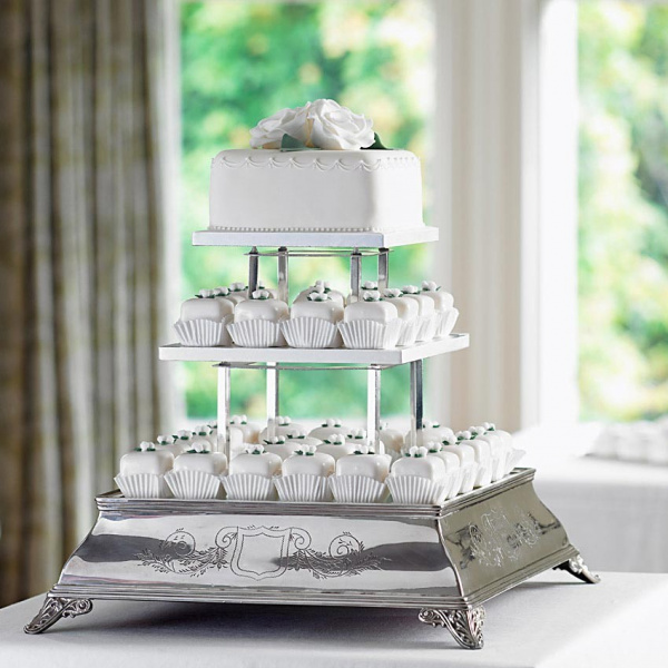 Hochzeitstorte mit Hochzeits Cup Cakes