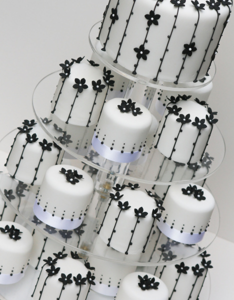 Schwarz-weiße Hochzeits Cup Cakes mit Hochzeitstorte