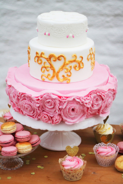 Süße Hochzeitstorte auf Etagere