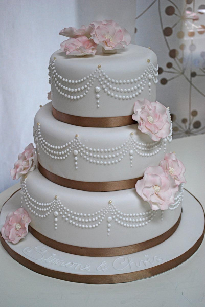 Elegante Hochzeitstorte mit dezenter Verzierung