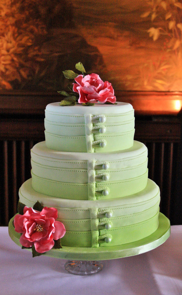 3-stöckige Hochzeitstorte mit echten Blumen
