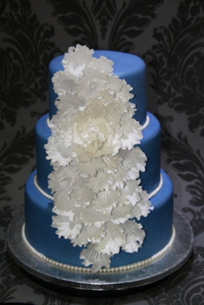 3-stöckige Hochzeitstorte im edlen Blau mit weißen Blumen