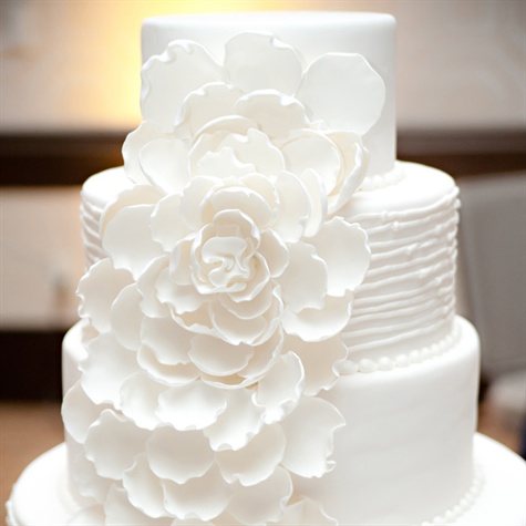 Weiße Hochzeitstorte mit großen Blumen