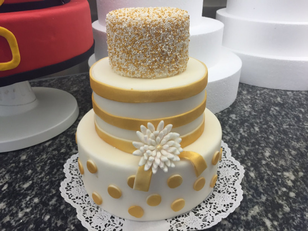 Hochzeitstorte mit goldener Dekoration