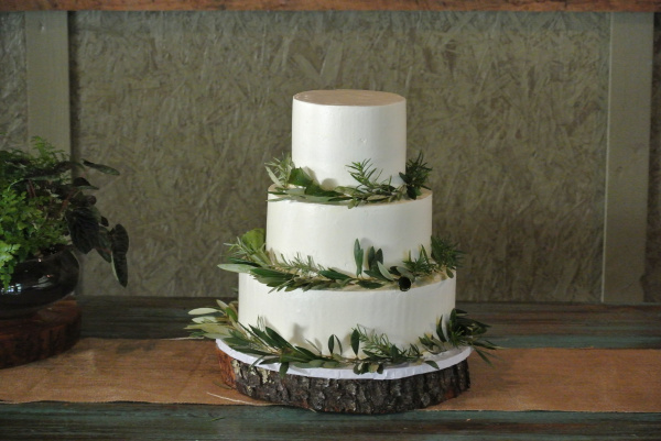3-stöckige Hochzeitstorte in weiß mit dezenter Dekoration