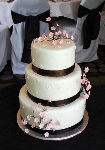 3-stöckige Hochzeitstorte mit dezenter Dekoration