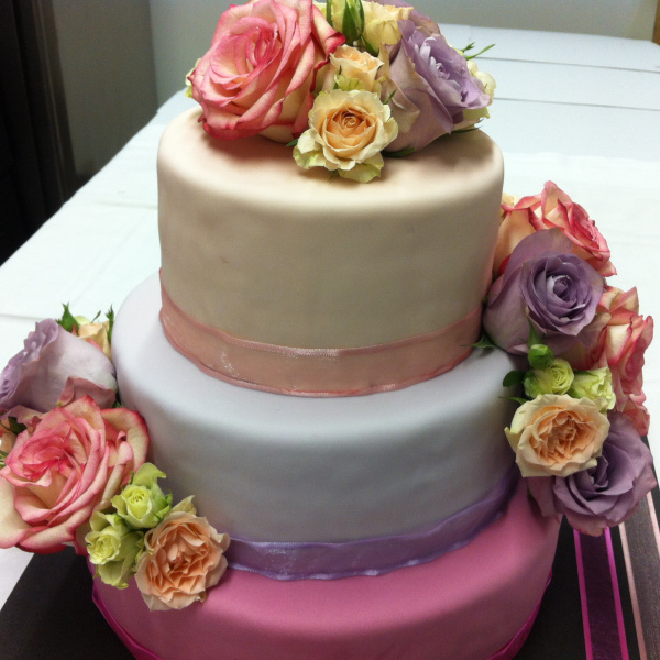 Hochzeitstorte mit echten Rosen