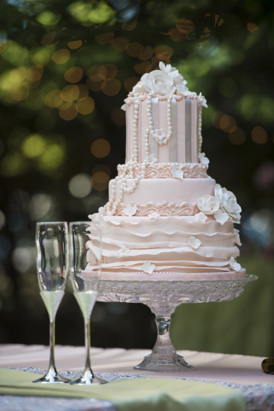 Romantische Hochzeitstorte in Rosé