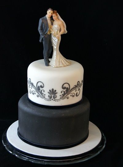 Elegante Torte mit Hochzeitstortenfigur