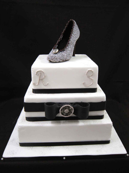 Eckige weiße Hochzeitstorte mit schwarzen Bändern