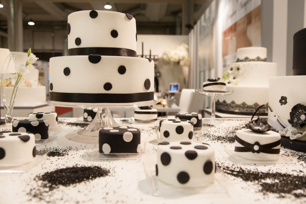 Weiße Hochzeitstorte mit schwarzen Polka-Dots