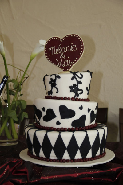 Weiße Hochzeitstorte mit schwarzen Mustern