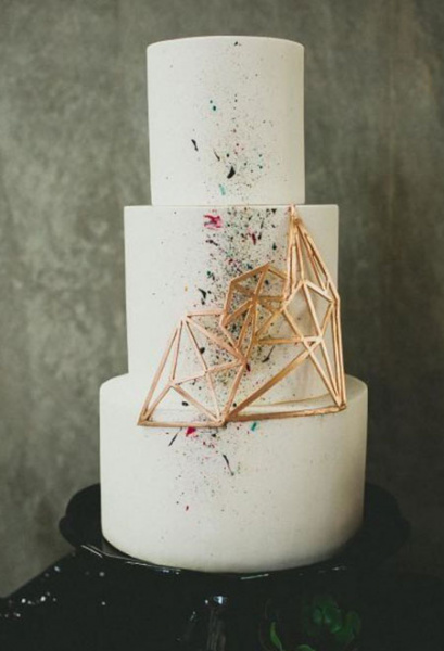 Hochzeitstorte mit Farbklecksen