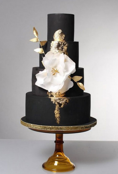 Matt schwarze Hochzeitstorte