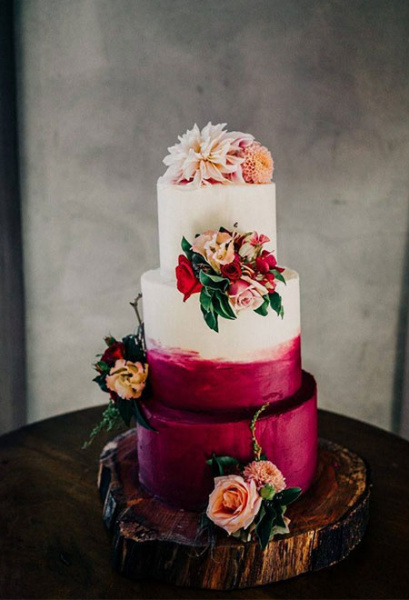 Hochzeitstorte mit beerigen Tönen