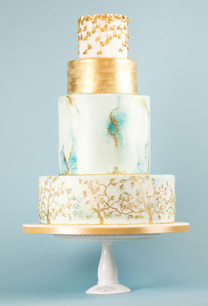 4-stöckige Hochzeitstorte mit Gold Akzenten