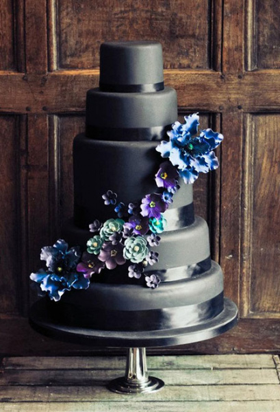 Schwarze Hochzeitstorte mit Blumen