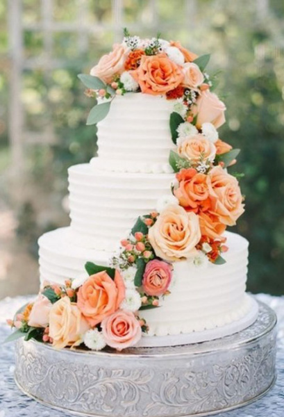 Hochzeitstorte mit echten Rosen