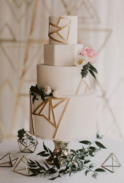 Hochzeitstorte mit geometrischen Elementen