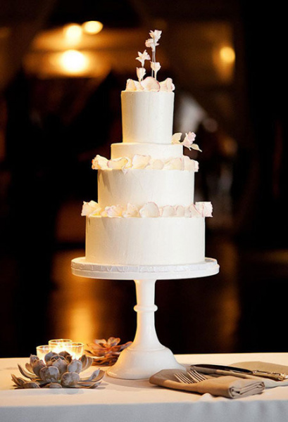 Moderne Hochzeitstorte mit drei Etagen