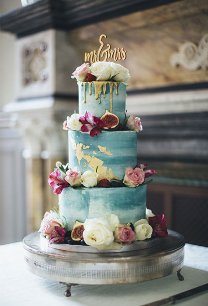 Hochzeitstorte mit echten Rosen und Feigen