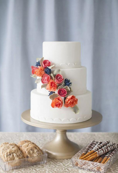 Minimalistische Hochzeitstorte mit Fondant-Rosen