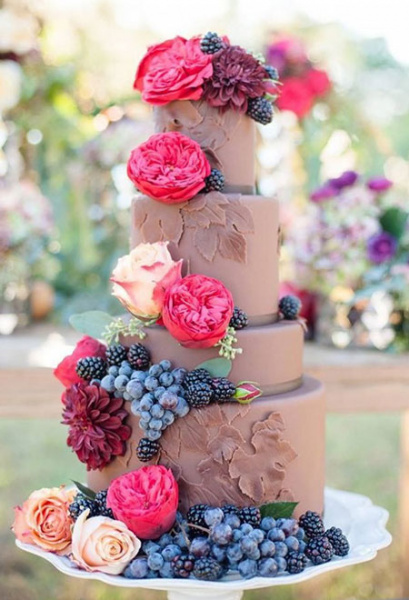 Blumige Hochzeitstorte aus Schokolade