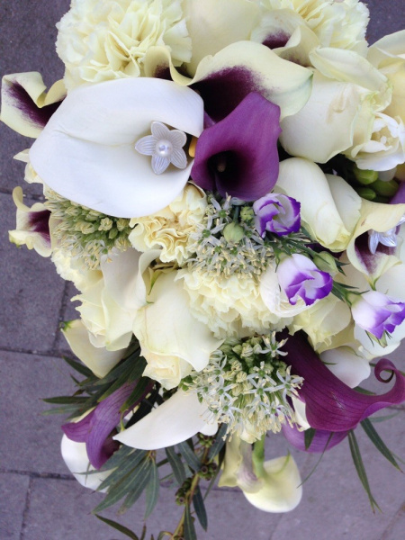 Lila-weißer Callas-Hochzeitsstrauß