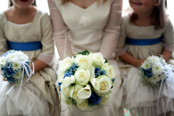 Weißer Hochzeitsstrauß mit blauen Details