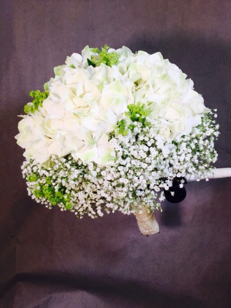 Süßer Hochzeitsstrauß mit weißen Hortensien